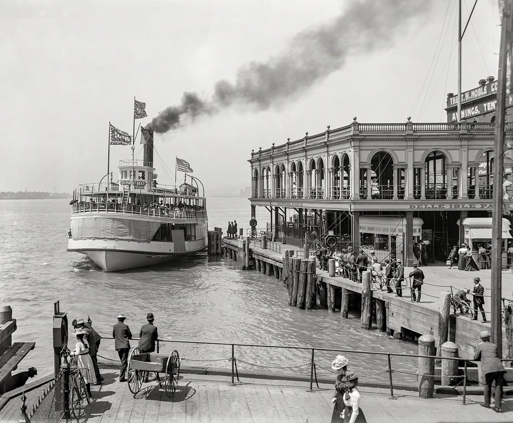 Steamer Sappho at Belle Isle Ferry dock, Woodward Avenue, Detroit, 1905