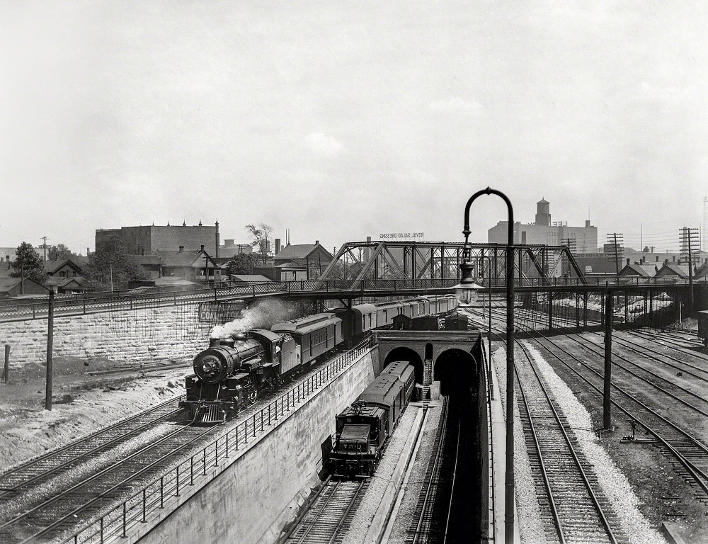 Approach to the Detroit River tunnel, Detroit, 1910