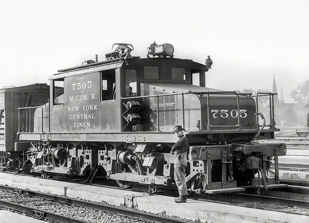 Michigan Central R.R. -- Electric engine, Detroit River tunnel, Detroit, 1909