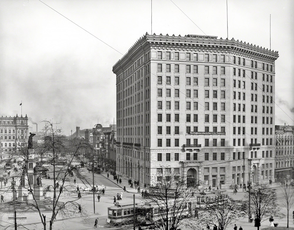 Cadillac Square, Soldiers and Sailors at Monument and Hotel Pontchartrain, Detroit, 1907