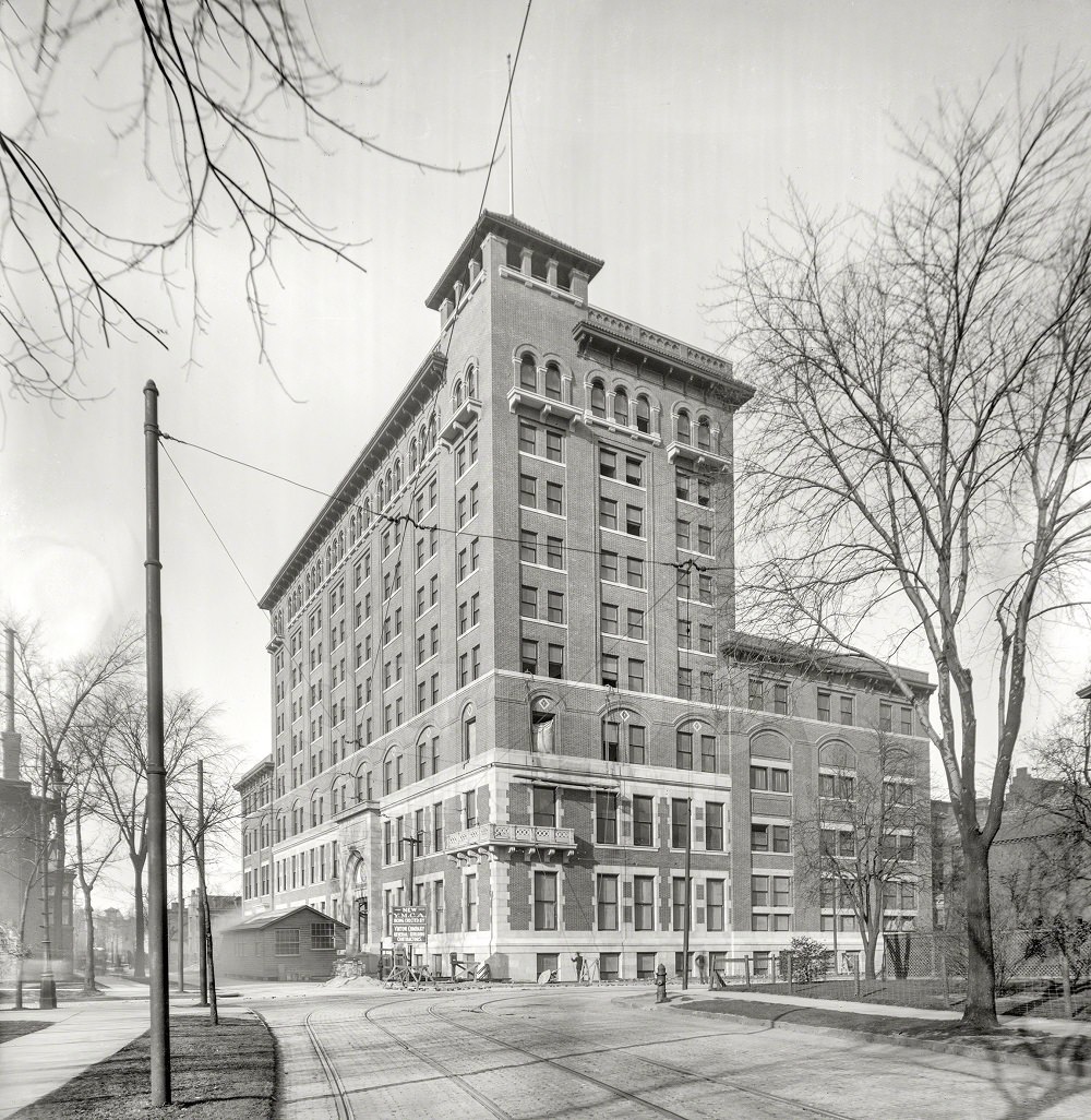 The new Y.M.C.A. building, Detroit, 1909