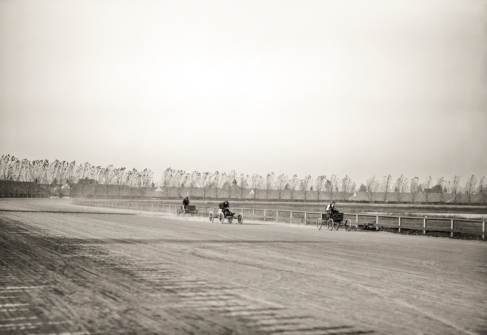 Reimers Loco winning five-miles event in 10:51 4-5, Grosse Pointe track, Detroit, 1902