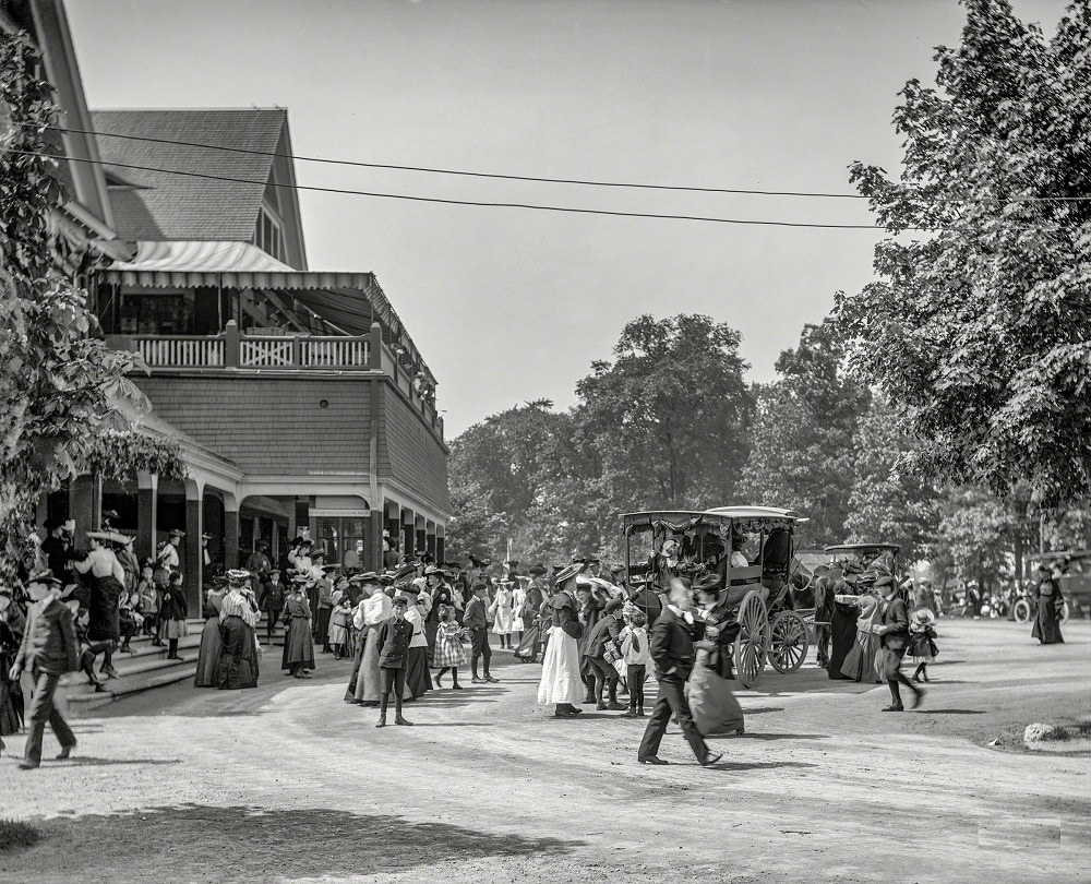 Crowd at Belle Isle Park casino, Detroit, 1908