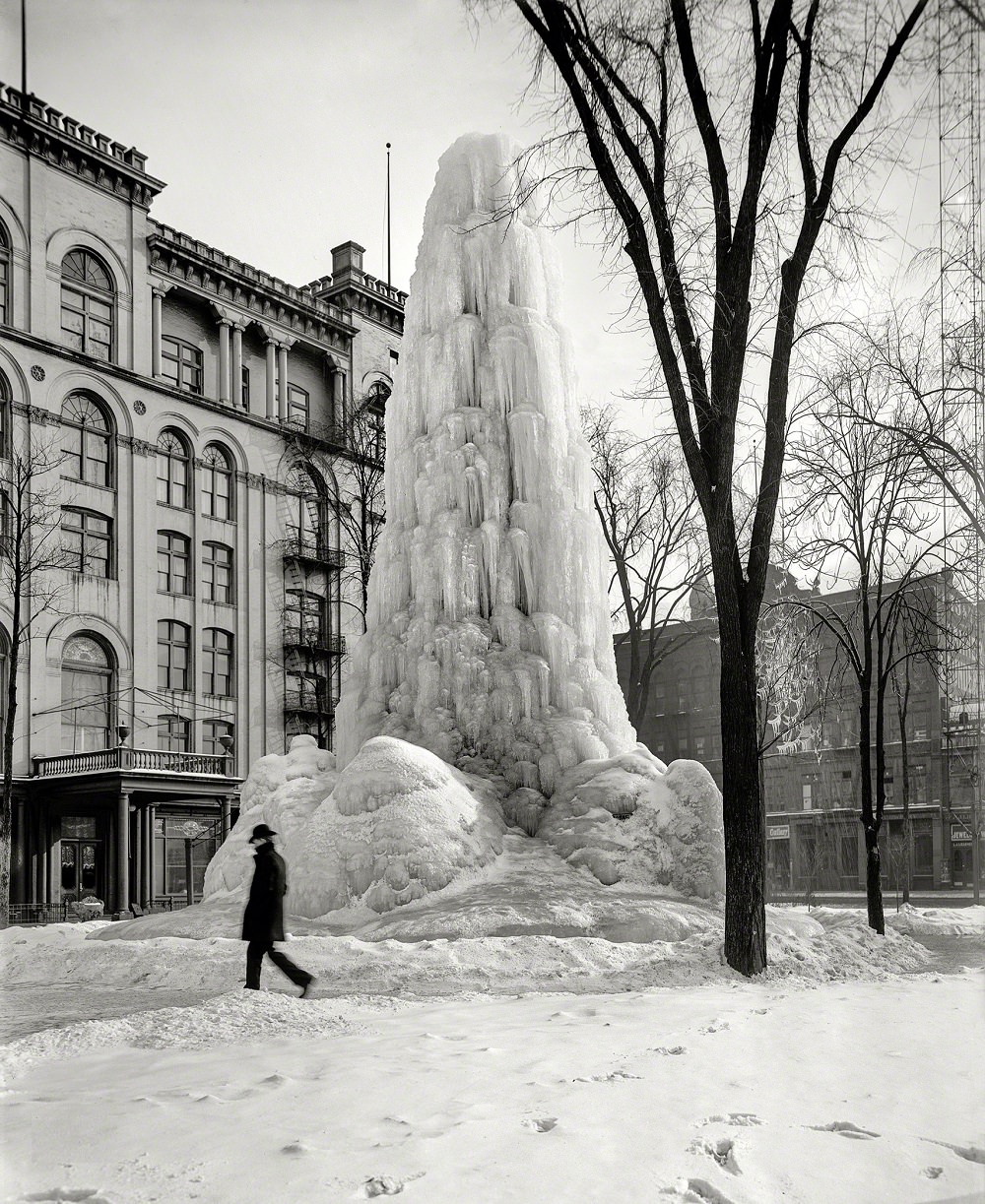 Ice fountain on Washington Boulevard, Detroit, 1906