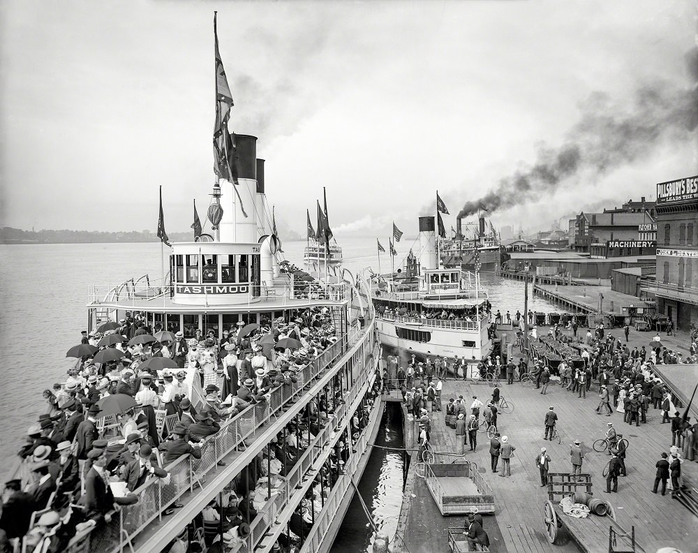 Excursion steamers Tashmoo and Idlewild at wharves, Detroit, 1901
