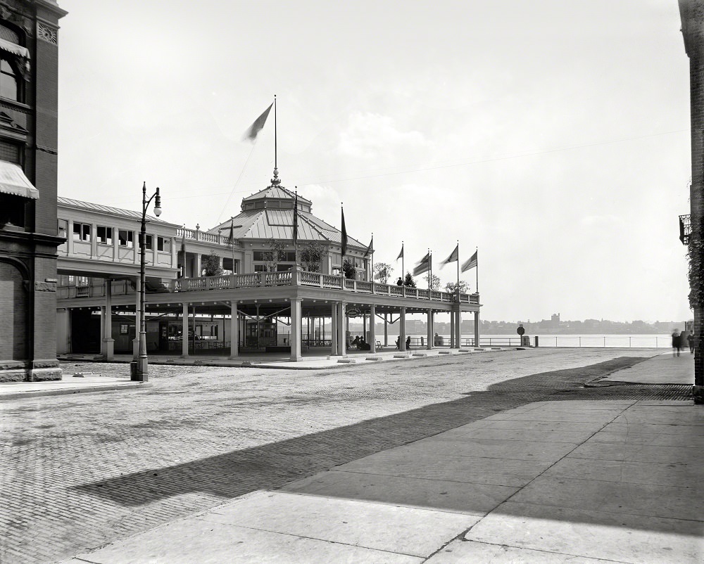 Wayne Hotel pavilion, Third Street, Detroit River, Detroit, 1910