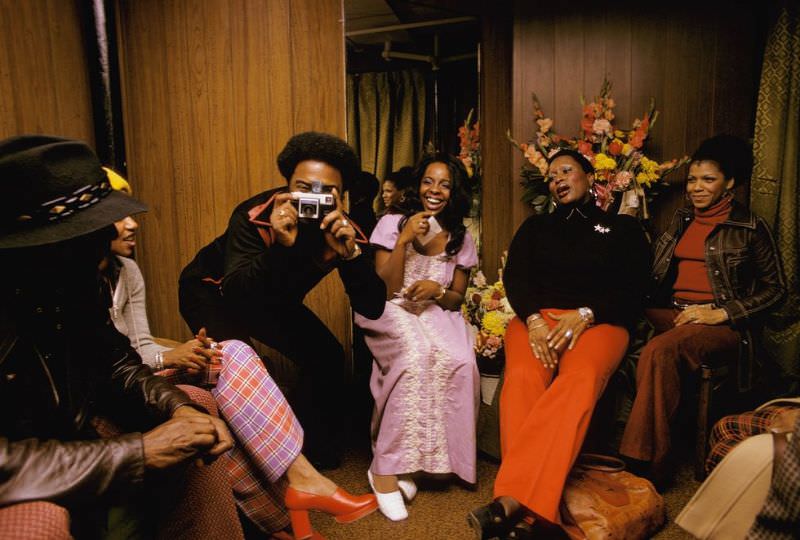 Gladys Knight & friends backstage at the Apollo, Harlem in 1973