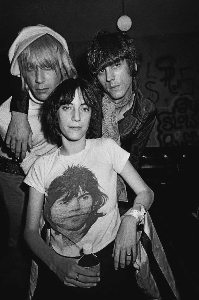 Patti Smith poses with Iggy Pop and James Williamson of The Stooges in November 1974 backstage at the Whisky a Go Go in Los Angeles California