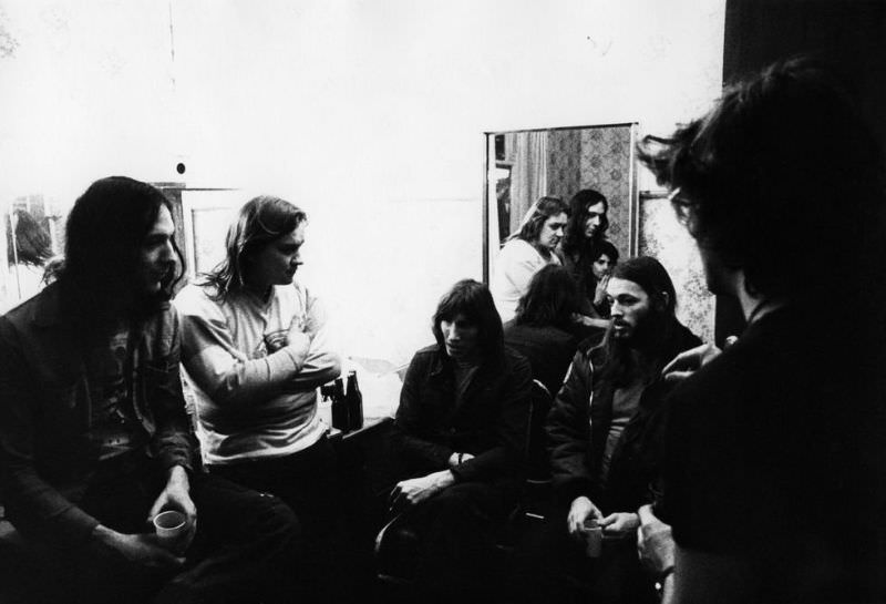 Pink Floyd's Robbie Williams, Mick Kluczinsky, Roger Waters, Rick Wright (visible in mirror), David Gilmour backstage in Burmingham on December 4, 1974