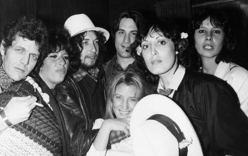 David Blue, Lainie Kazan, Bob Dylan, Robert De Niro, Sally Kirkland, Ronee Blakley, and Martine Getty backstage at the Roxy for Ronee Blakley's concert on August 18, 1976 in Los Angeles, California