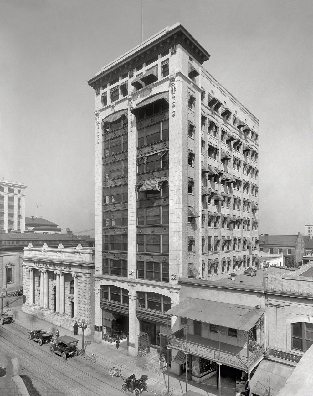 Bisbee Building on Bankers' Row." The city's first sky­scraper, still standing on Forsyth Street. Jacksonville, 1910