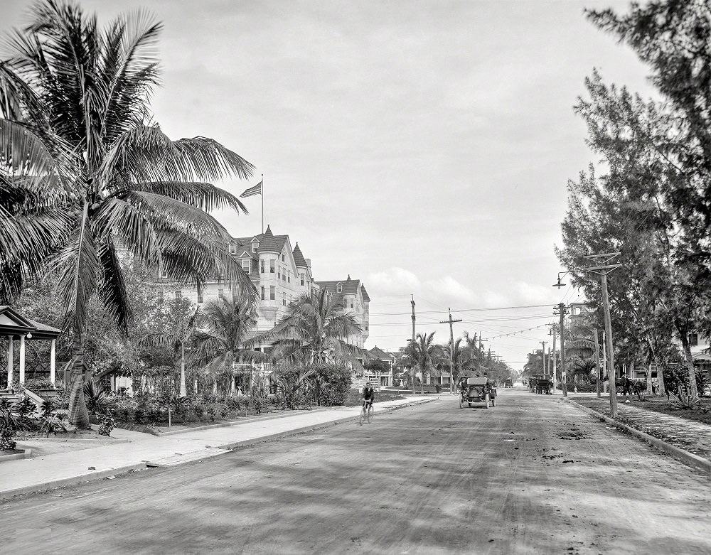 Hotel Halcyon and Avenue B looking north, Miami, Florida, 1910