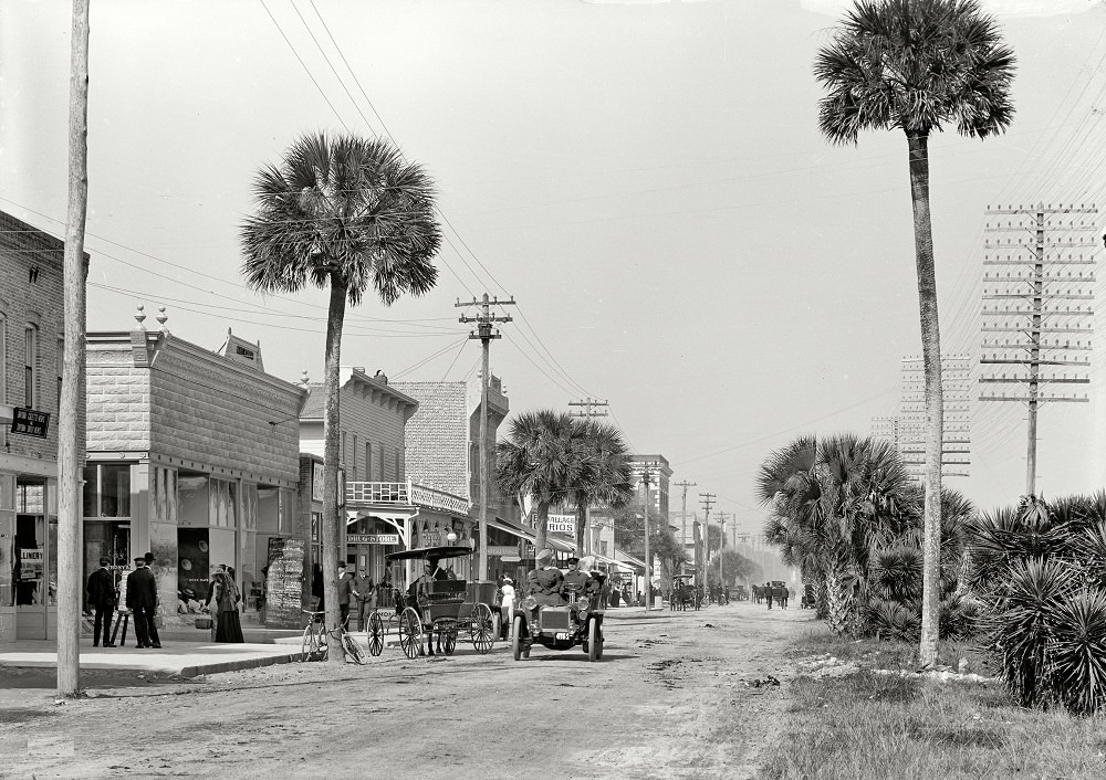 Beach Street auto livery, Daytona Beach, Florida, 1906