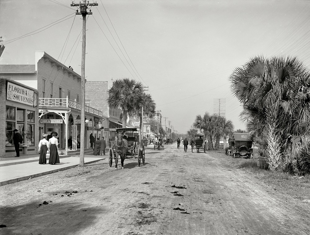 Beach Street, with souvenir shops at Daytona Beach, Florida, 1906.