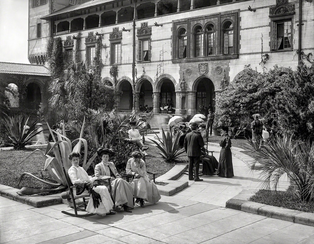 In the court of the Hotel Ponce de Leon, St. Augustine, Florida, circa 1905
