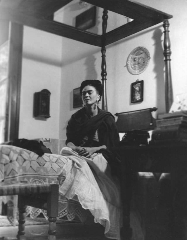 Frida Kahlo Painting on Her Bed: Stunning Photos Capturing The Last Years Of Her Life During The 1950s