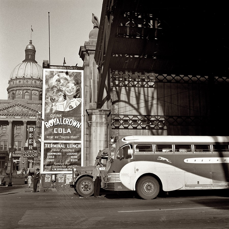 Greyhound bus station in Indianapolis, 1943