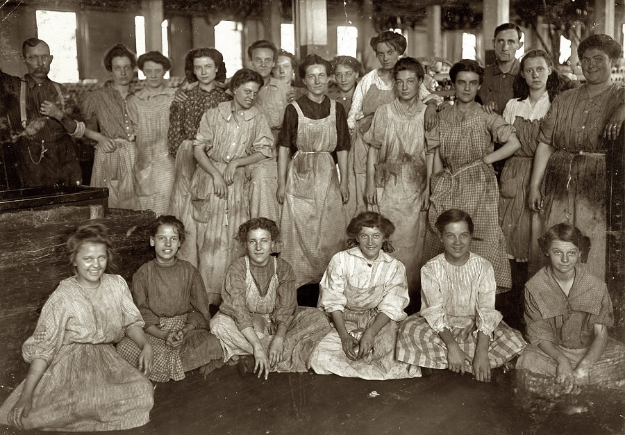 Noon hour in an Indianapolis cotton mill. Witness, E.N. Clopper, Indianapolis, 1908