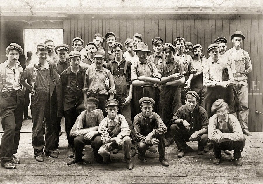 Noon hour in an Indianapolis tomato cannery, Indianapolis, 1906