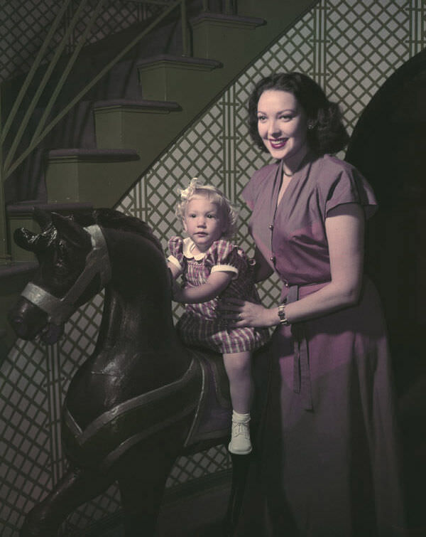 Linda Darnell with her daughter Lola