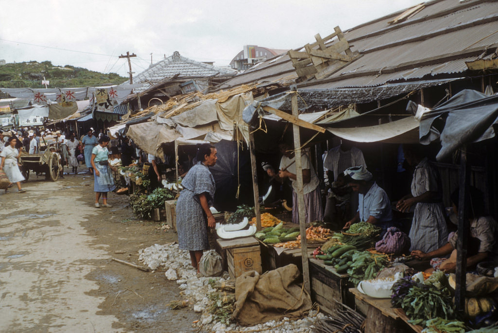 Fruit and vegetable market in Naha-shi, 1950s