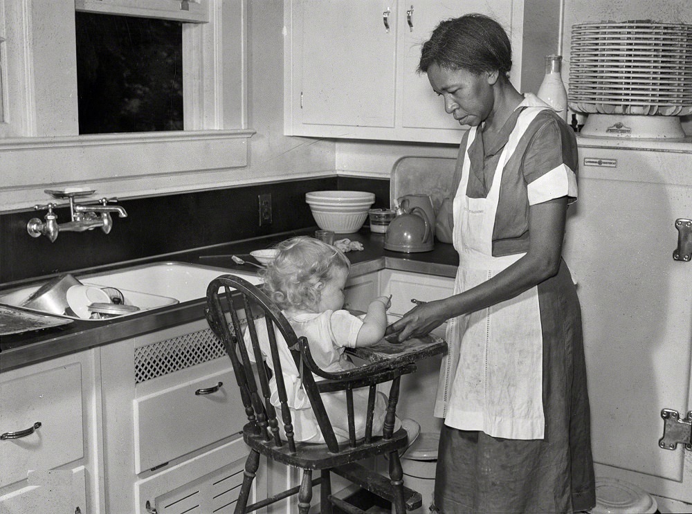 Negro domestic servant. Atlanta, Georgia, 1939