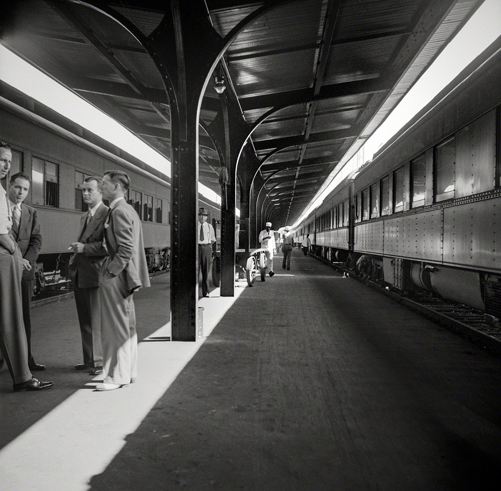 Trains in the Southern Railway terminal in Atlanta, Georgia, 1941