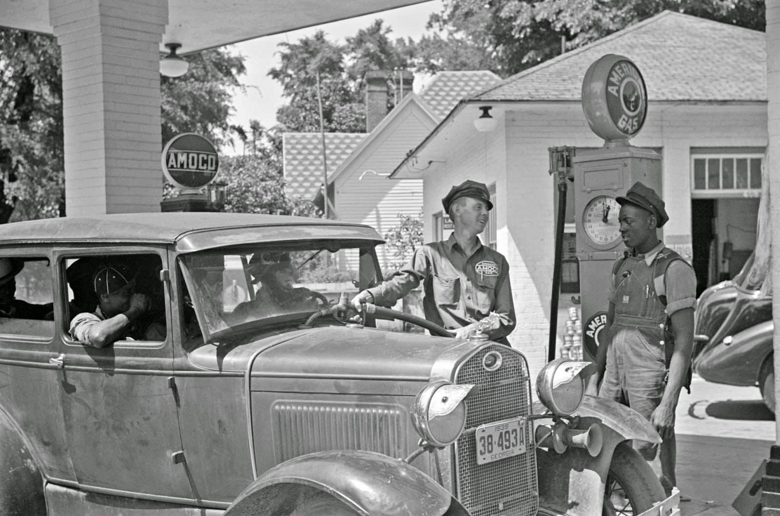 A customer buying gas near Atlanta, Georgia, June 1939