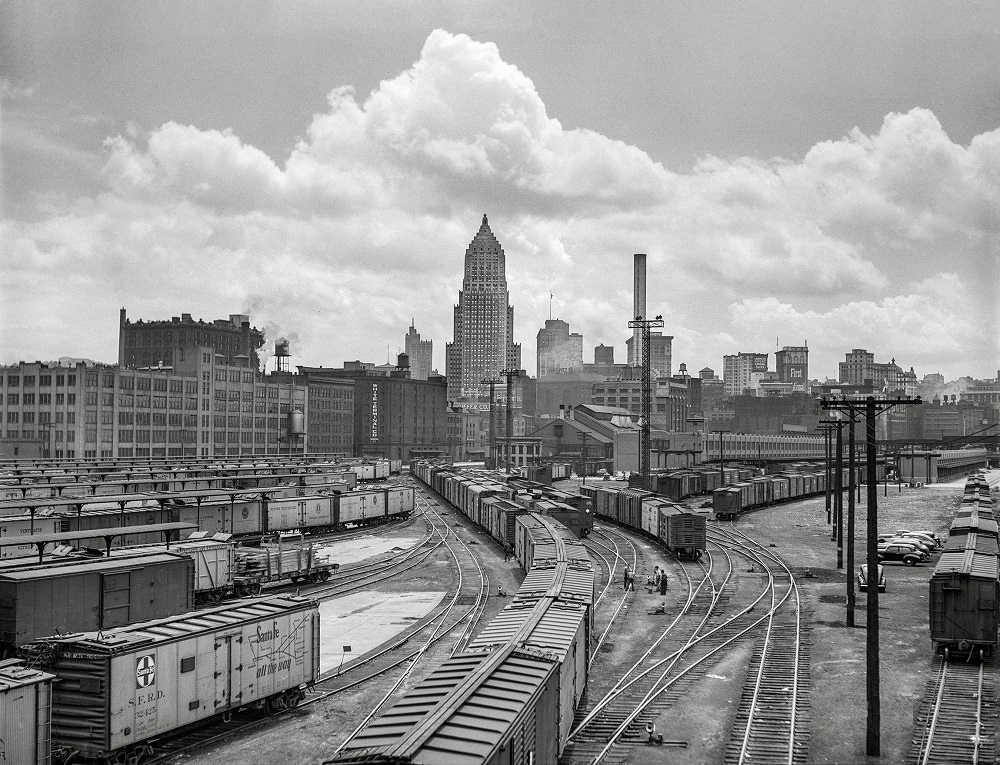 Pittsburgh, Pennsylvania. "Carloads of fruits and vegetables at city terminal, Pittsburgh, Pennsylvania, June 1941