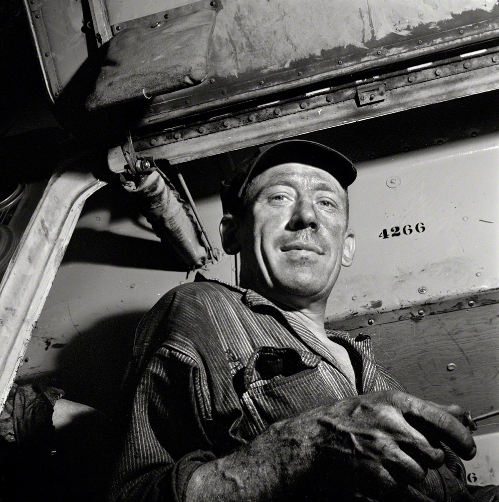 A mechanic at the Greyhound garage, Pittsburgh, September 1943
