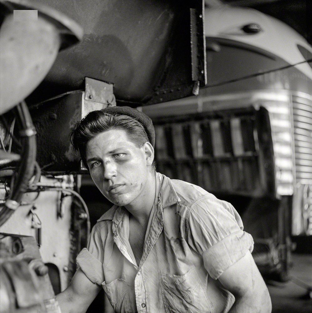 Mechanic in the Greyhound bus garage, Pittsburgh, September 1943