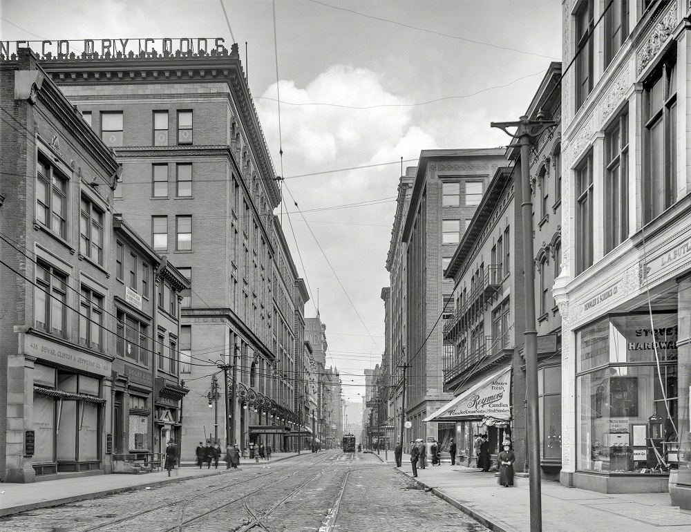 Pennsylvania Avenue and Joseph Horne's store, Pittsburgh, 1912