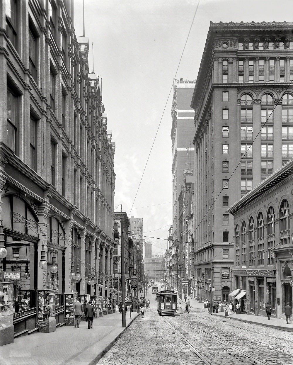 Fifth Avenue looking north, On the left, Kaufmann's, Pittsburgh, 1908
