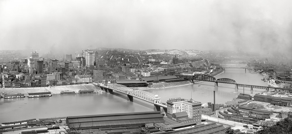 Pittsburgh from Mount Washington. Monongahela River with Smithfield Street Bridge and Pan Handle Bridge, 1905