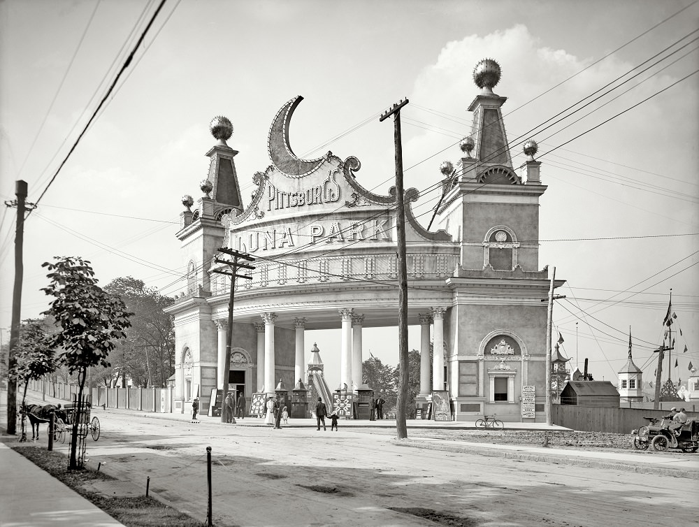 Entrance to Luna Park, Pittsburg, 1905