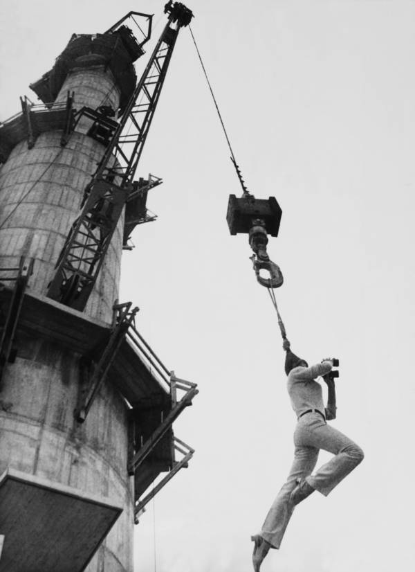 German circus performer hung to 656 feet by the hair, 1960
