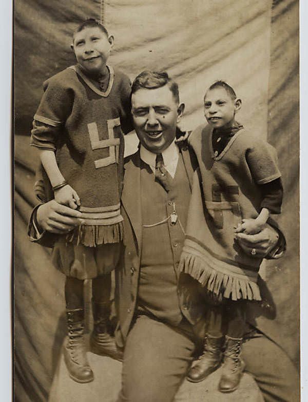 The Jaramillo sisters, Natalia and Aurora, were from Albuquerque, New Mexico. It remains unclear how exactly they first got into show business, 1908