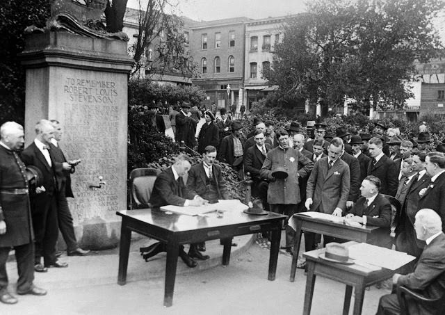 Court is held in the open air in San Francisco in 1918.