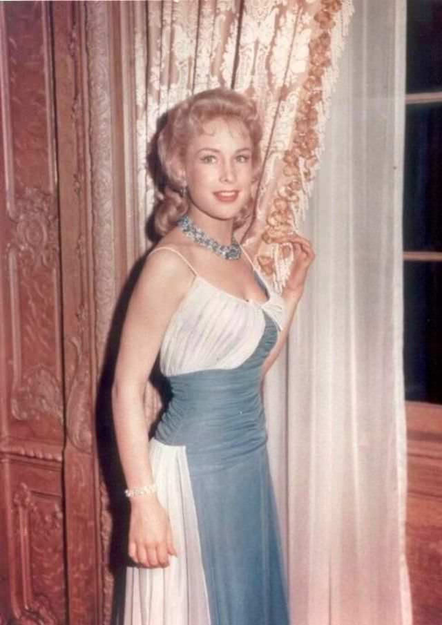 The Irresistible Charm of Young Barbara Eden: A Timeless Beauty in Pictures