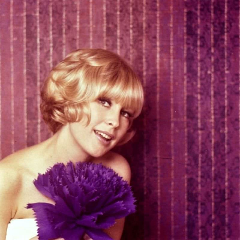 The Irresistible Charm of Young Barbara Eden: A Timeless Beauty in Pictures