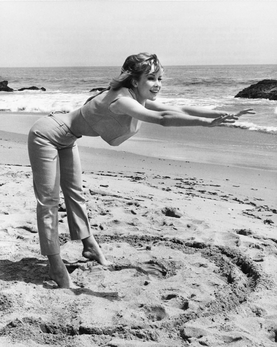 The Irresistible Charm of Young Barbara Eden: A Timeless Beauty in Pictures