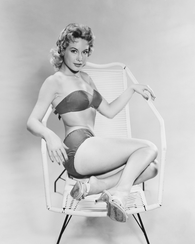 The Irresistible Charm of Young Barbara Eden: A Timeless Beauty in Pictures