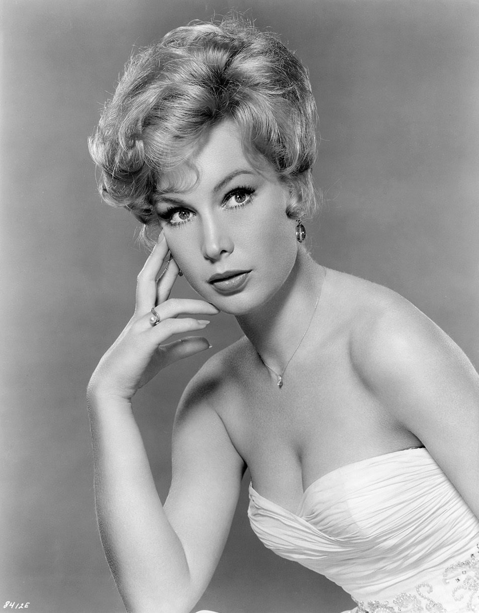 The Irresistible Charm of Young Barbara Eden: A Timeless Beauty in Pictures