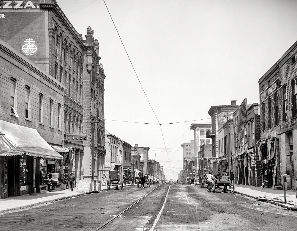 View along Washington Street, Vicksburg, Mississippi, circa 1909