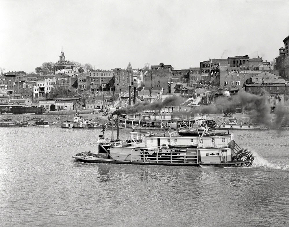 Vicksburg waterfront and sternwheeler Peerless, The Mississippi River circa 1909