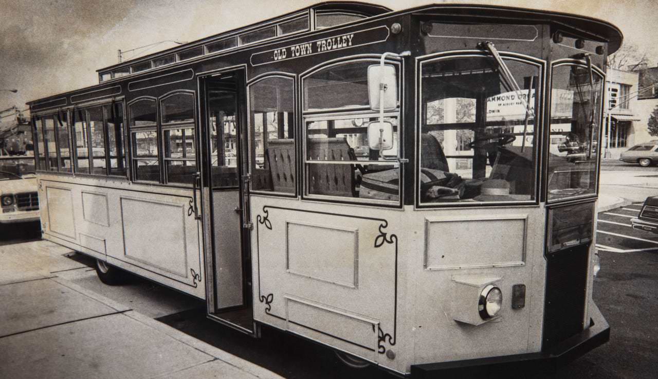 Trackless trolley tours the city, 1981