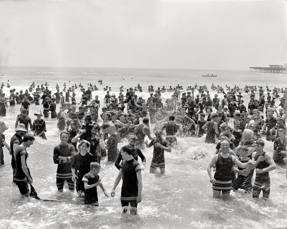 Atlantic City bathers, 1910