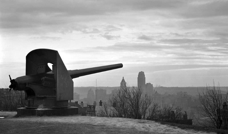 A Civil War era cannon on Mt. Adams overlooks Ida Street, March 1939