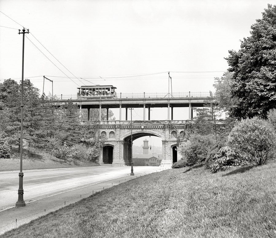 Main entrance to Eden Park, Cincinnati, Ohio, circa 1906