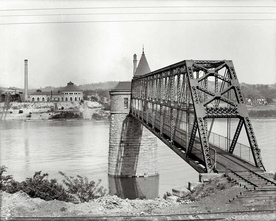 New pumping plant on Ohio River, Cincinnati circa 1906